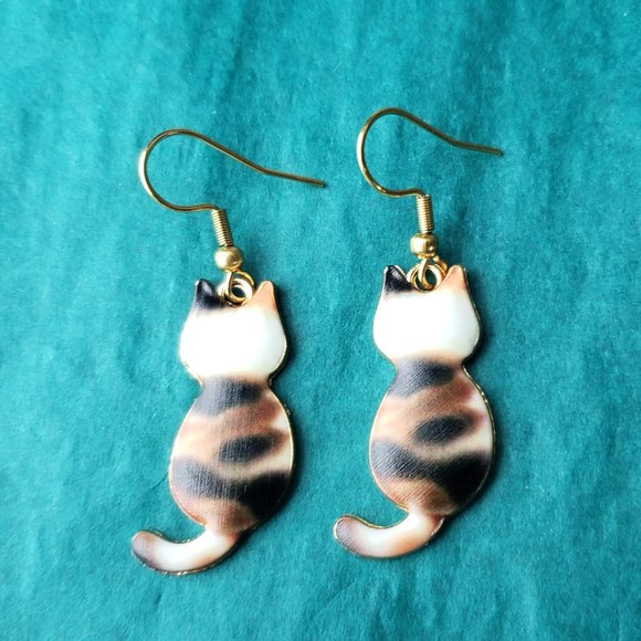 2/10$ NWOT calico cute cat sitting earrings - Picture 1 of 4